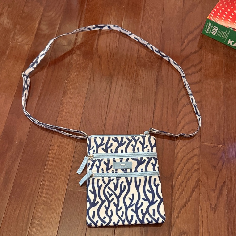 SCOUT Crossbody Bag triple zip
north-south